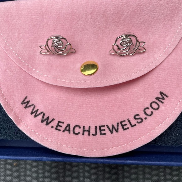 Sterling Silver Floral Earrings with Intricate Design NIB - Picture 6 of 9